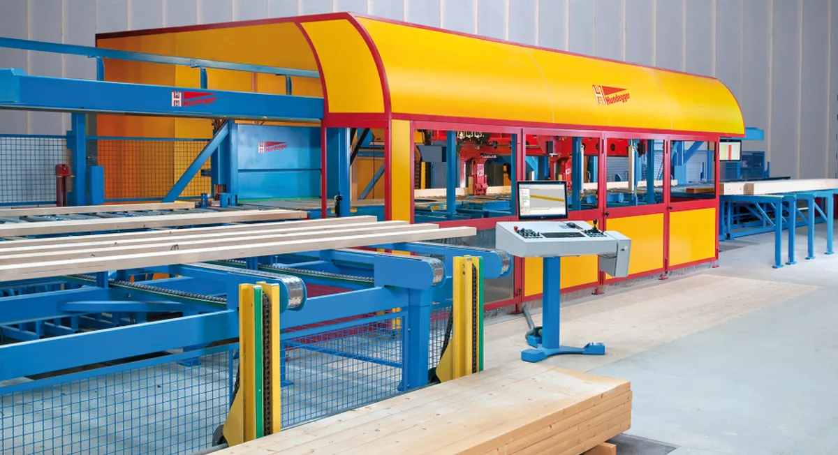 Abbundanlage in einer Werkshalle